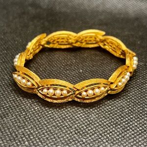 Lovely Vintage Crown Trifari Gold Tone‎ Faux Pearls Bracelet Jewelry Signed 7"